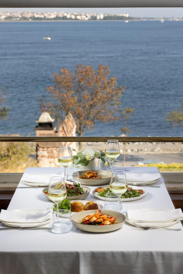 een tafel met borden vol eten en glazen wijn bij Armada Istanbul Old City Hotel in Istanbul