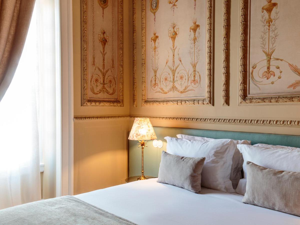 een slaapkamer met een wit bed en een lamp bij Dear Lisbon - Valmor Palace in Lissabon