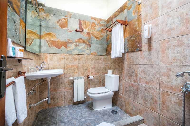 Badkamer met inloopdouche — LIVVO Rural Maipez