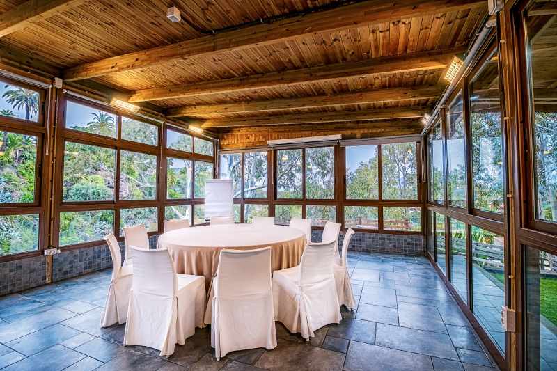 Restaurant met gedekte tafels — LIVVO Rural Maipez