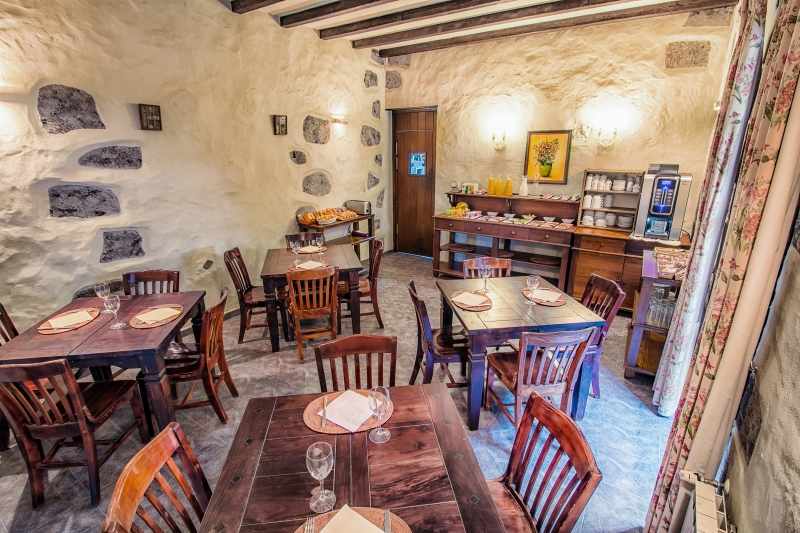 Restaurant met gedekte tafels — LIVVO Rural Maipez