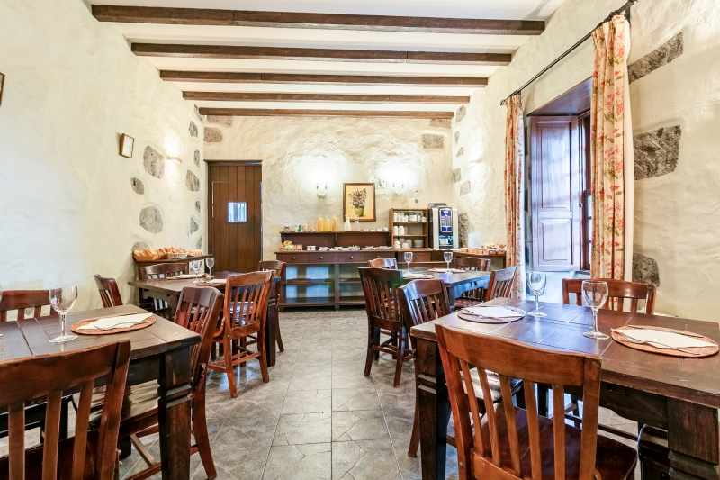 Restaurant met gedekte tafels — LIVVO Rural Maipez