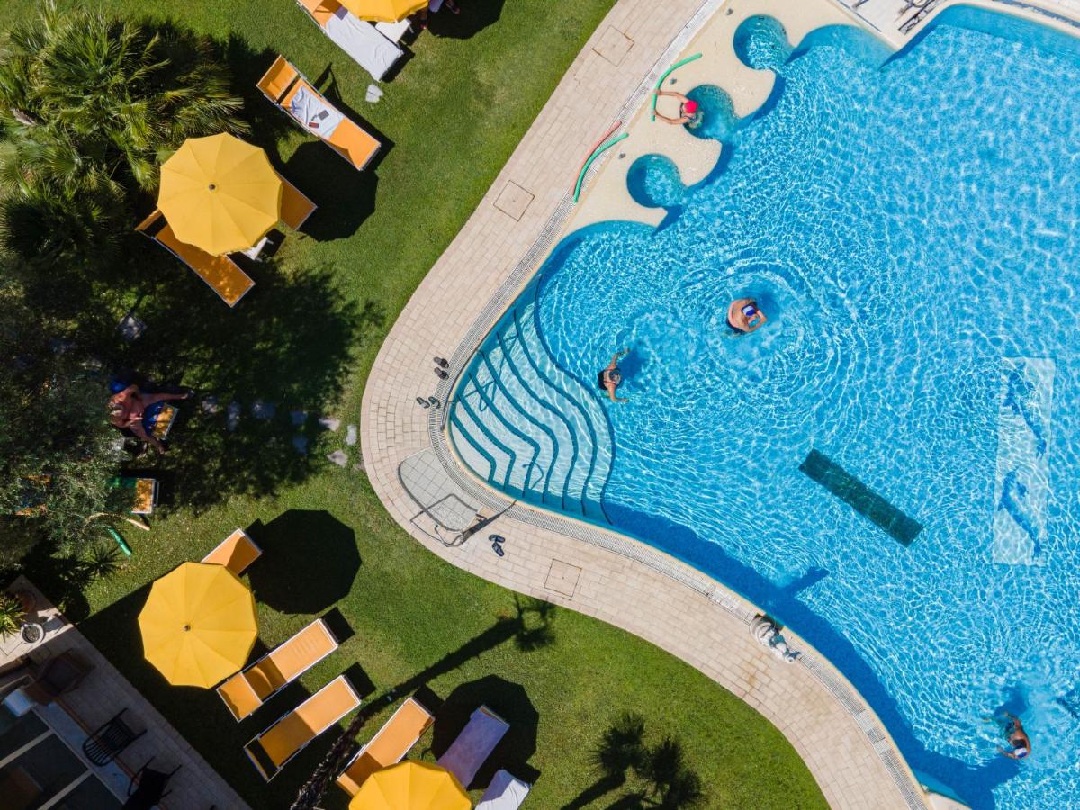 een bovenaanzicht van een zwembad met parasols bij Hotel Terme Helvetia in Abano Terme