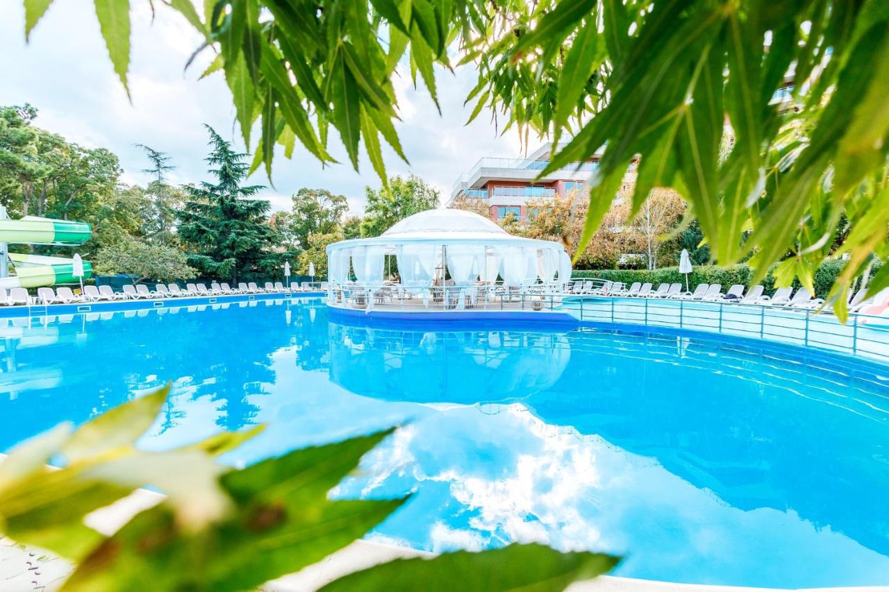 een prieel midden in een zwembad bij iHotel Sunny Beach in Sunny Beach