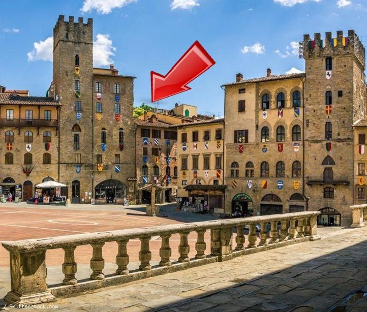 een groep grote gebouwen met een rode pijl bij La Corte Del Re Suite & Rooms Arezzo in Arezzo