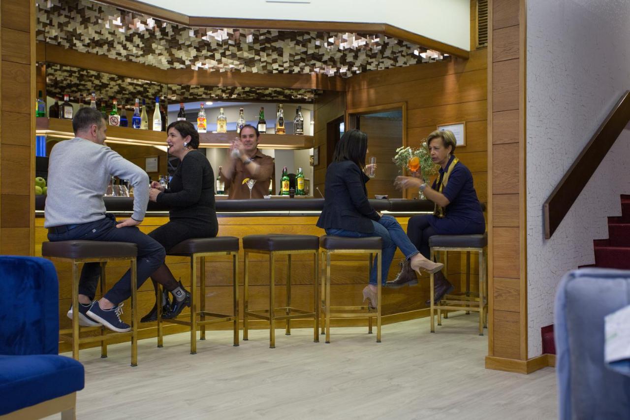 een groep mensen die aan een bar zitten bij Casual Inca Porto by Casual Hoteles in Porto