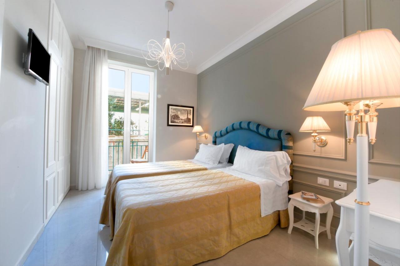 een slaapkamer met een groot bed met een blauw hoofdeinde bij Ruins B&B in Ercolano