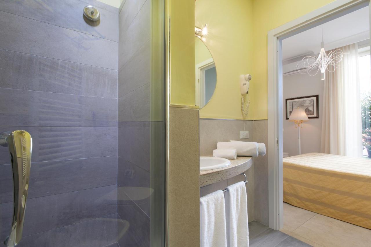 een badkamer met een douche en een wastafel bij Ruins B&B in Ercolano
