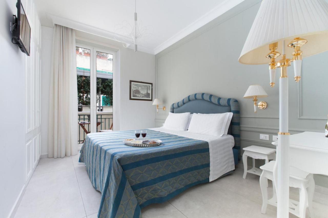 een wit-blauwe slaapkamer met een bed en een wastafel bij Ruins B&B in Ercolano