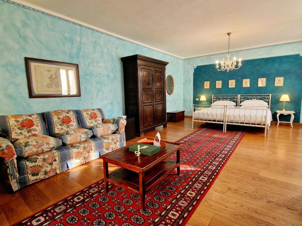 een woonkamer met een bank en een tafel bij Relais Vimercati in Crema
