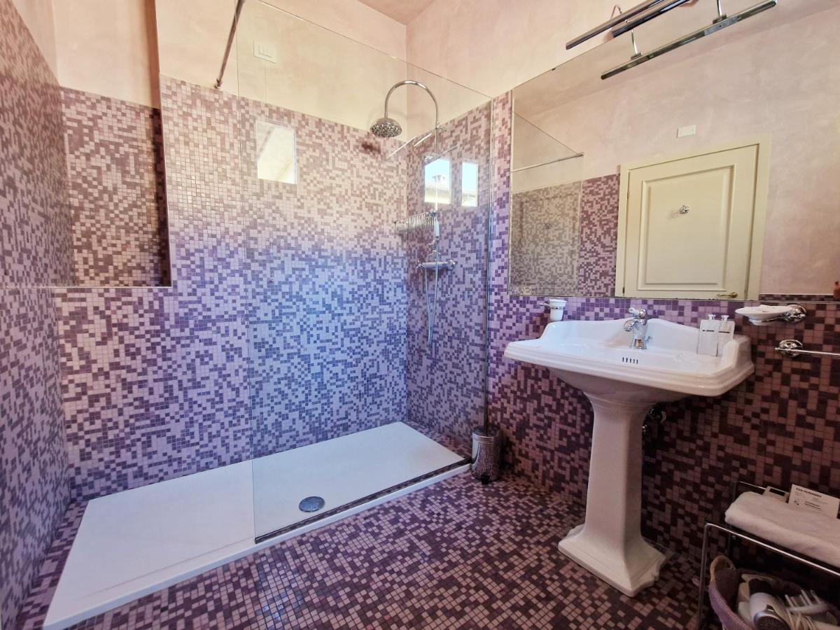 een badkamer met een wastafel en een douche bij Relais Vimercati in Crema +17 foto's