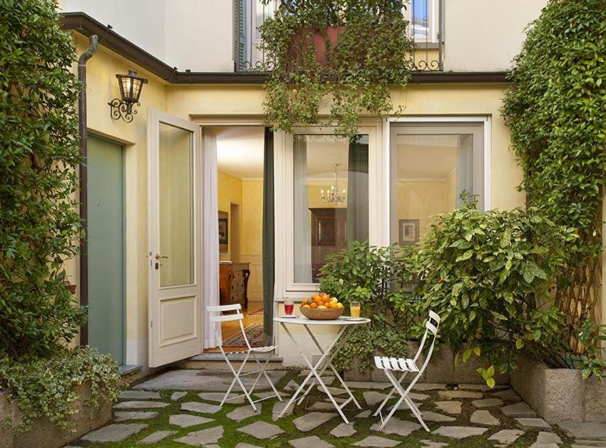 een tafel en stoelen voor een huis bij Relais Vimercati in Crema