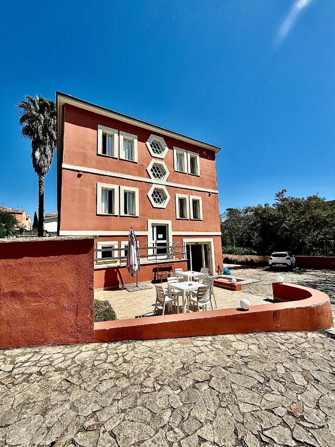 een gebouw met een tafel en stoelen ervoor bij Palace Rome in Rome