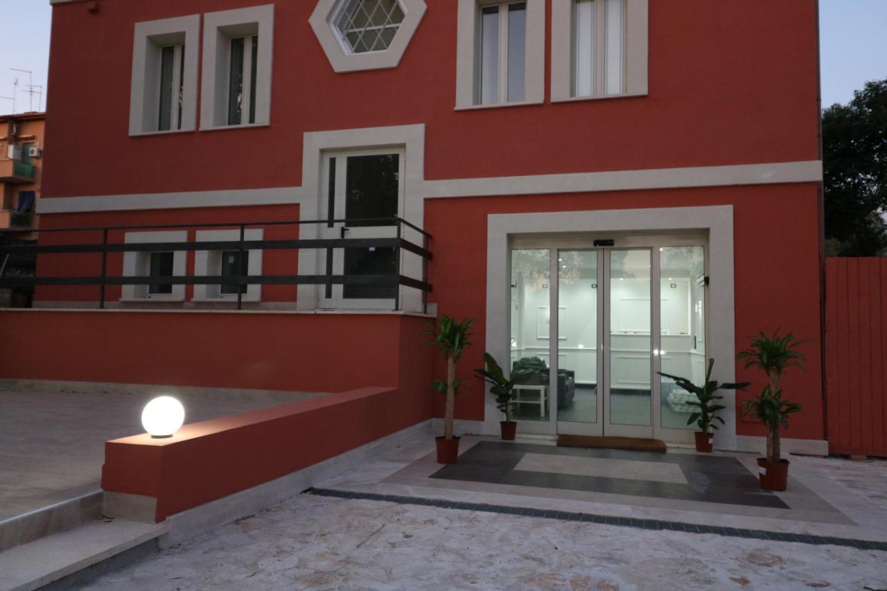 een rood huis met een lichtje aan de zijkant. bij Palace Rome in Rome