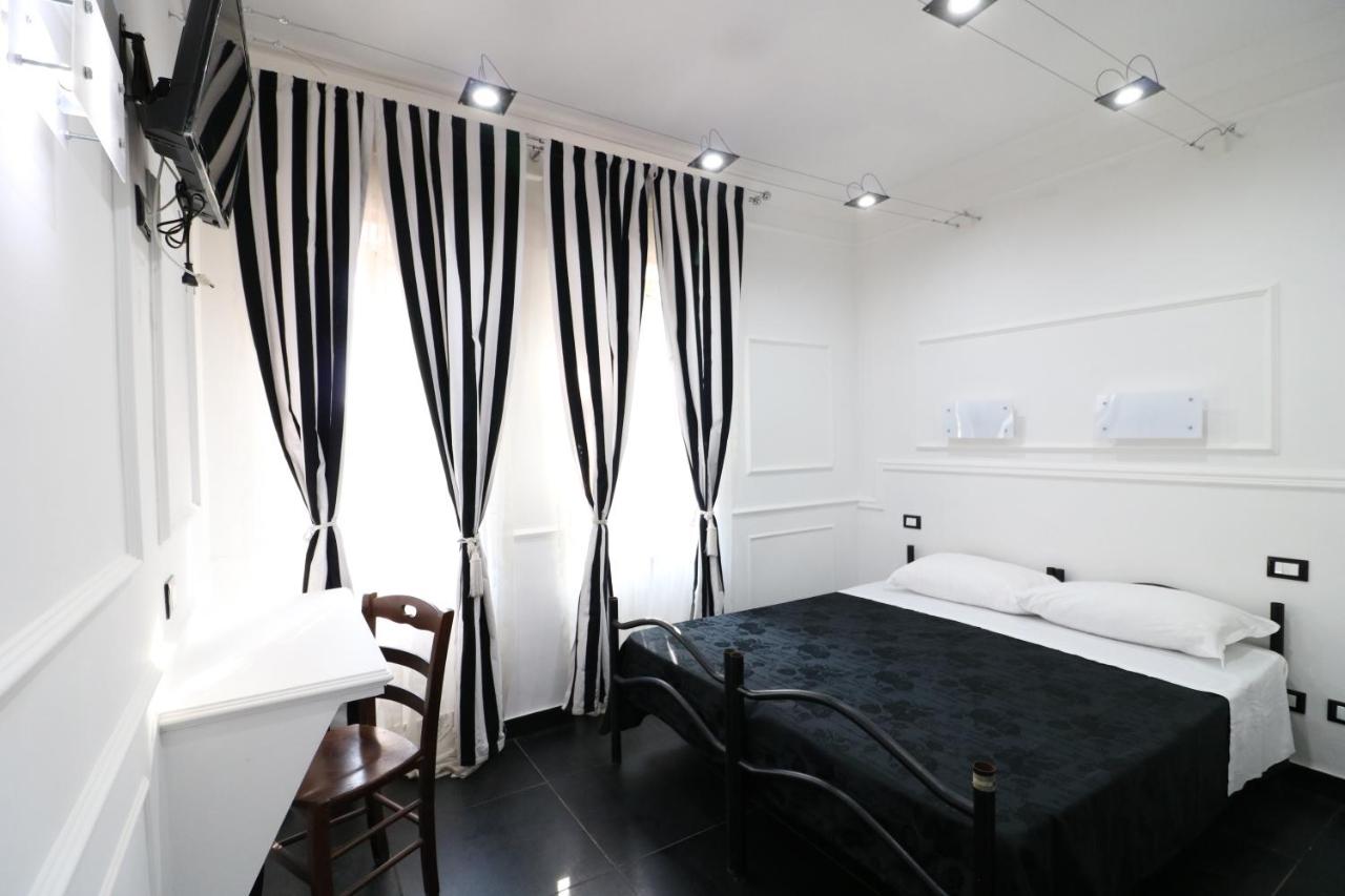 een slaapkamer met een bed en een raam bij Palace Rome in Rome