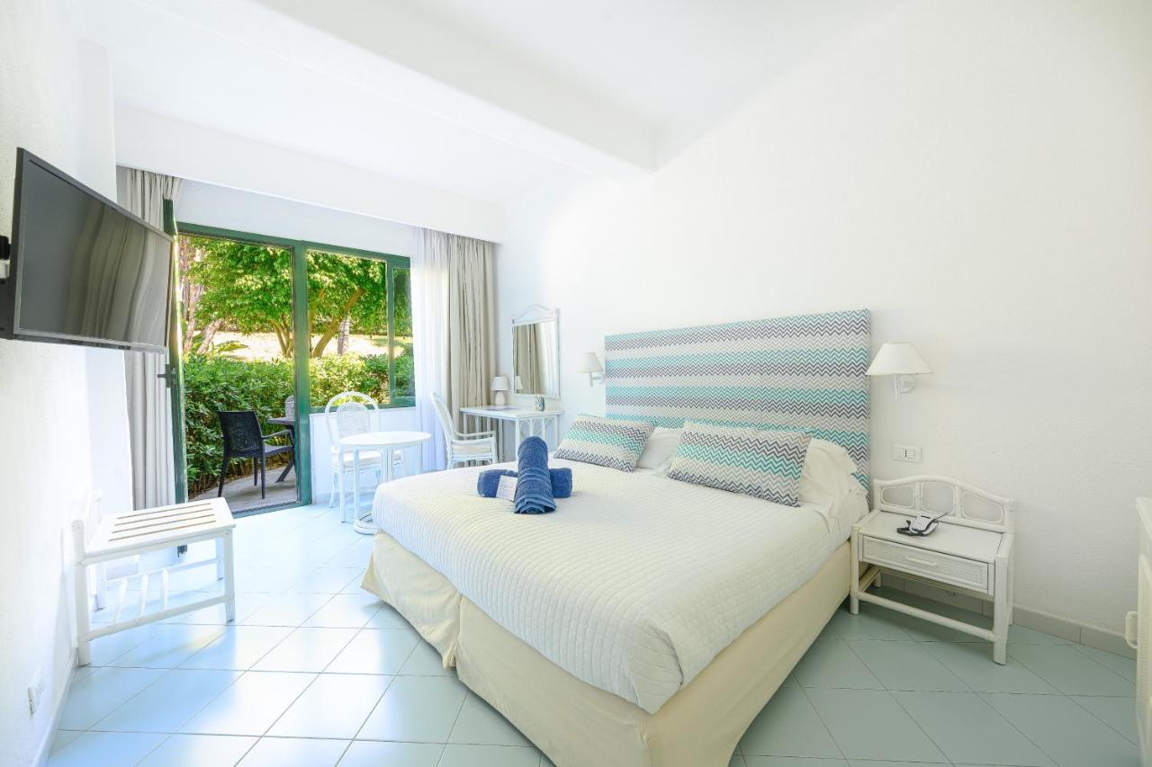 een slaapkamer met een groot bed en een balkon bij Paradiso Terme Resort & SPA con 5 piscine termali in Forio d'Ischia