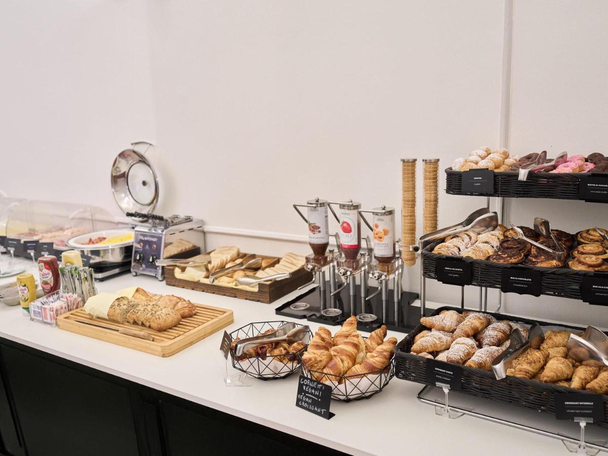 Een bakkerijtoonbank met diverse soorten brood en gebak. bij B&B Hotel Napoli in Napels