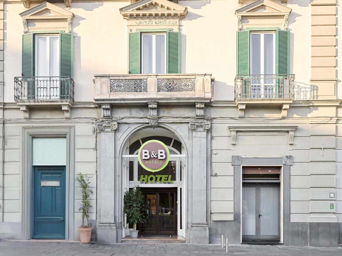 een gebouw met een hotelbord aan de voorkant bij B&B Hotel Napoli in Napels