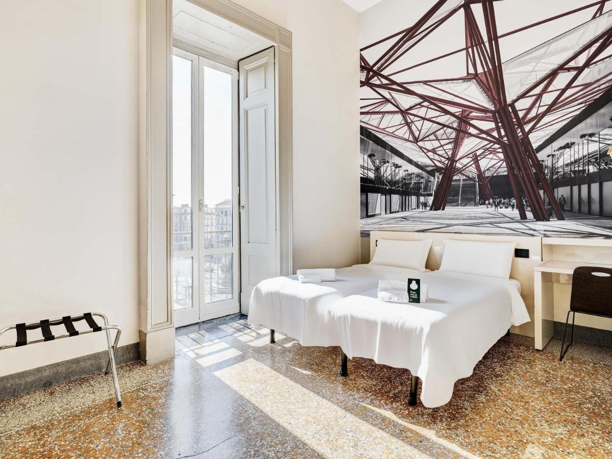 een witte slaapkamer met twee bedden en een bureau bij B&B Hotel Napoli in Napels