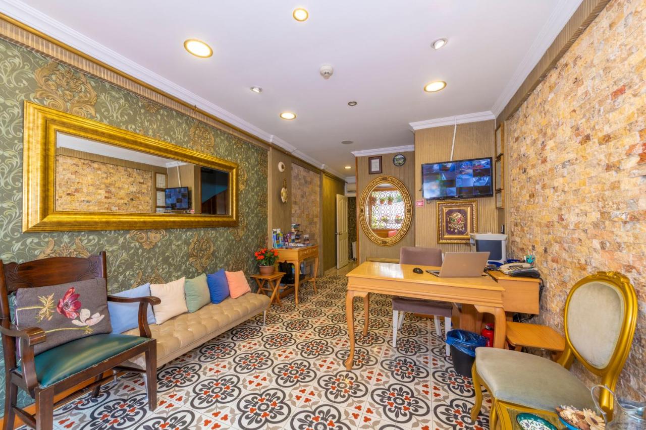 een woonkamer met een bank en een bureau bij Walnut Shell Hotel-Old City Sultanahmet in Istanbul