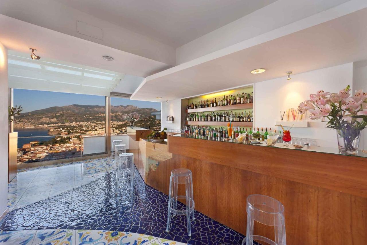een bar met uitzicht op de stad bij Grand Hotel President in Sorrento