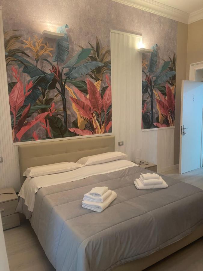 een slaapkamer met een groot bed en handdoeken erop bij B&B Chez Moi in Napels