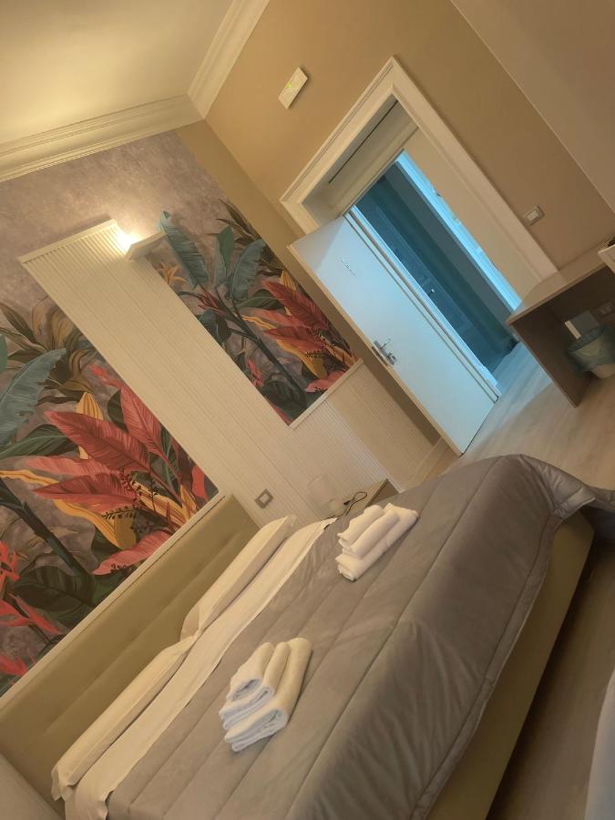 een kamer met een bed en een raam bij B&B Chez Moi in Napels