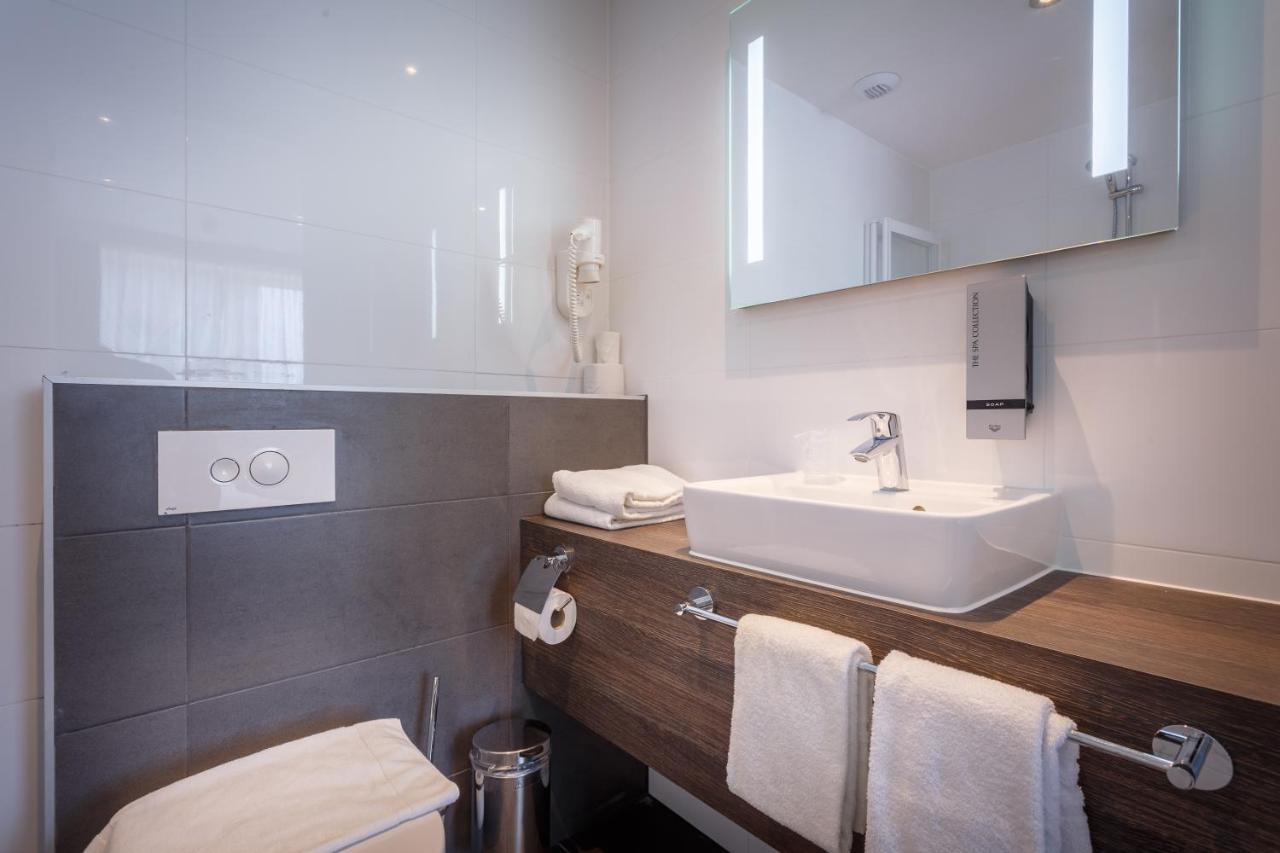een badkamer met een witte wastafel en een toilet bij Joy Hotel in Amsterdam