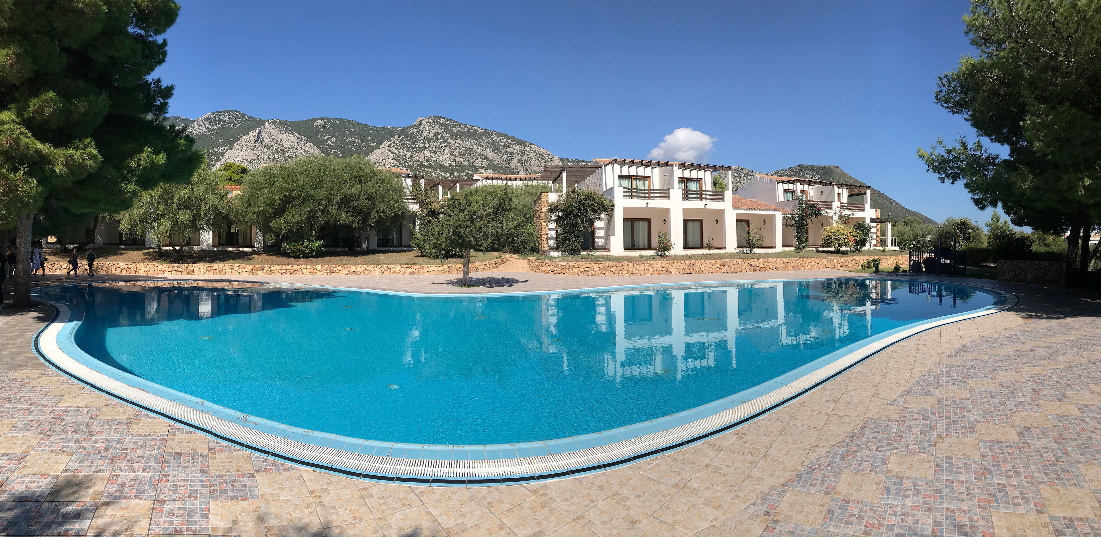 Buitenzwembad met ligbedden — Club Esse Palmasera Resort