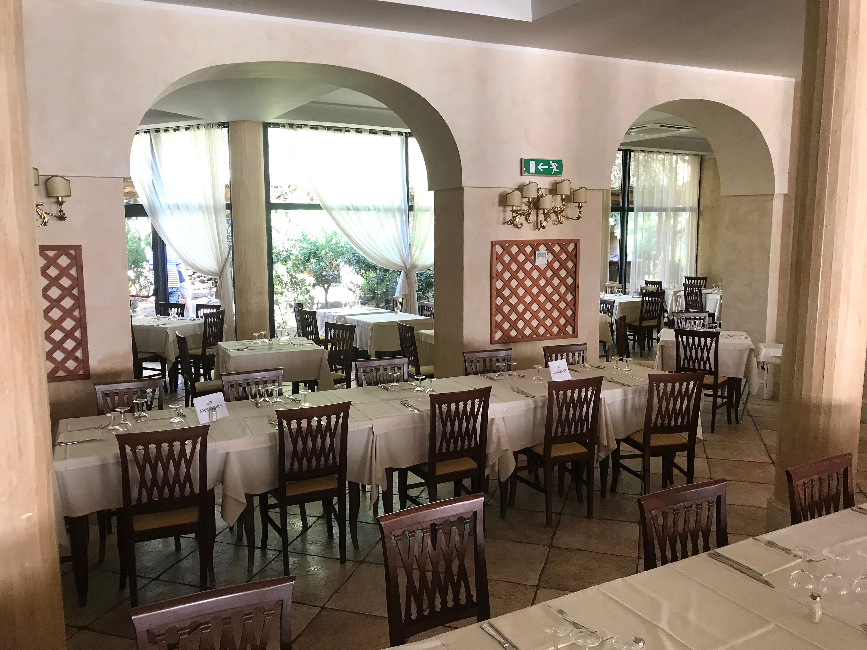 Restaurant met gedekte tafels — Club Esse Palmasera Resort