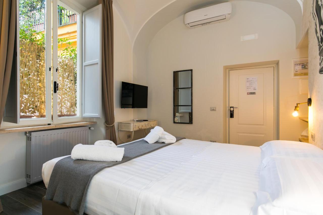 een slaapkamer met een groot wit bed en een raam bij Trevi Contemporary Suite in Rome