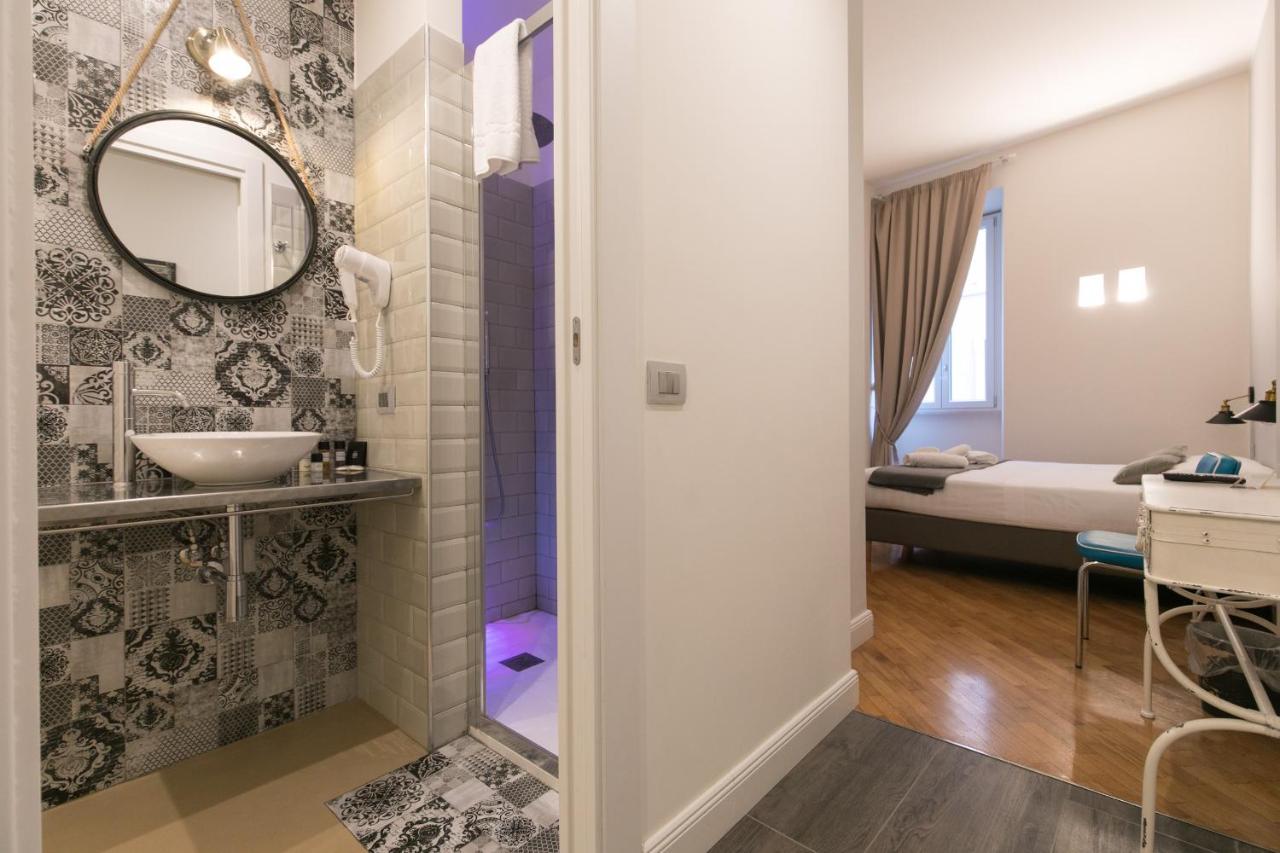 een badkamer met een wastafel en een spiegel bij Trevi Contemporary Suite in Rome