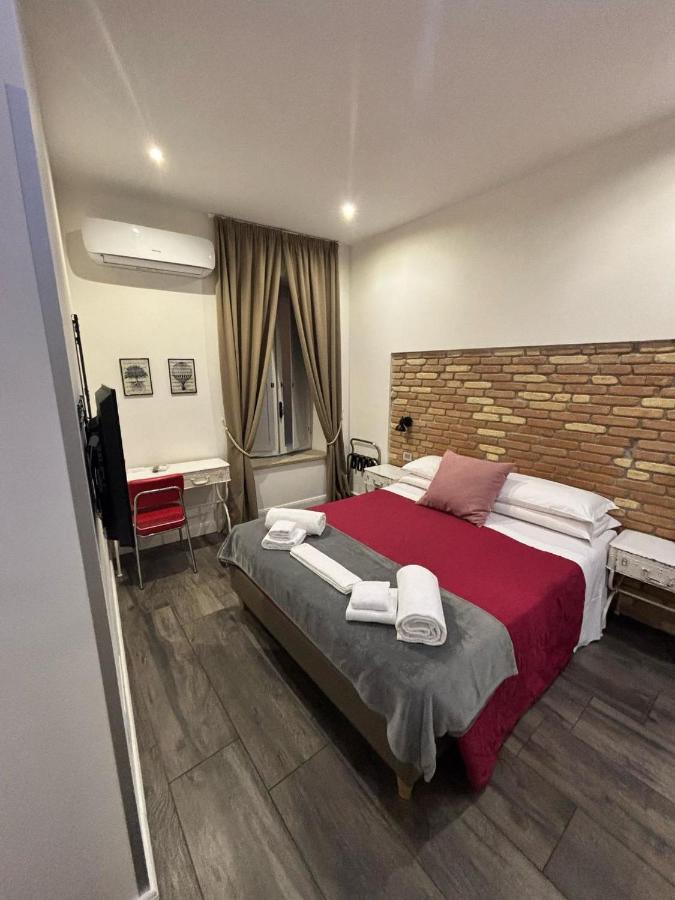 een slaapkamer met een groot bed waarop twee handdoeken liggen bij Trevi Contemporary Suite in Rome