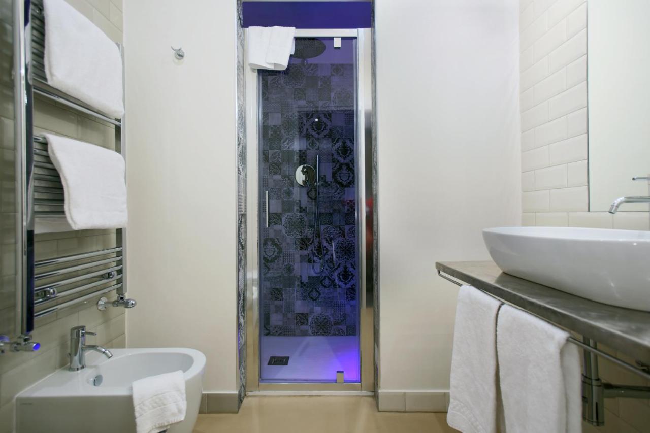 een badkamer met een douche, een wastafel en een toilet bij Trevi Contemporary Suite in Rome +67 foto's