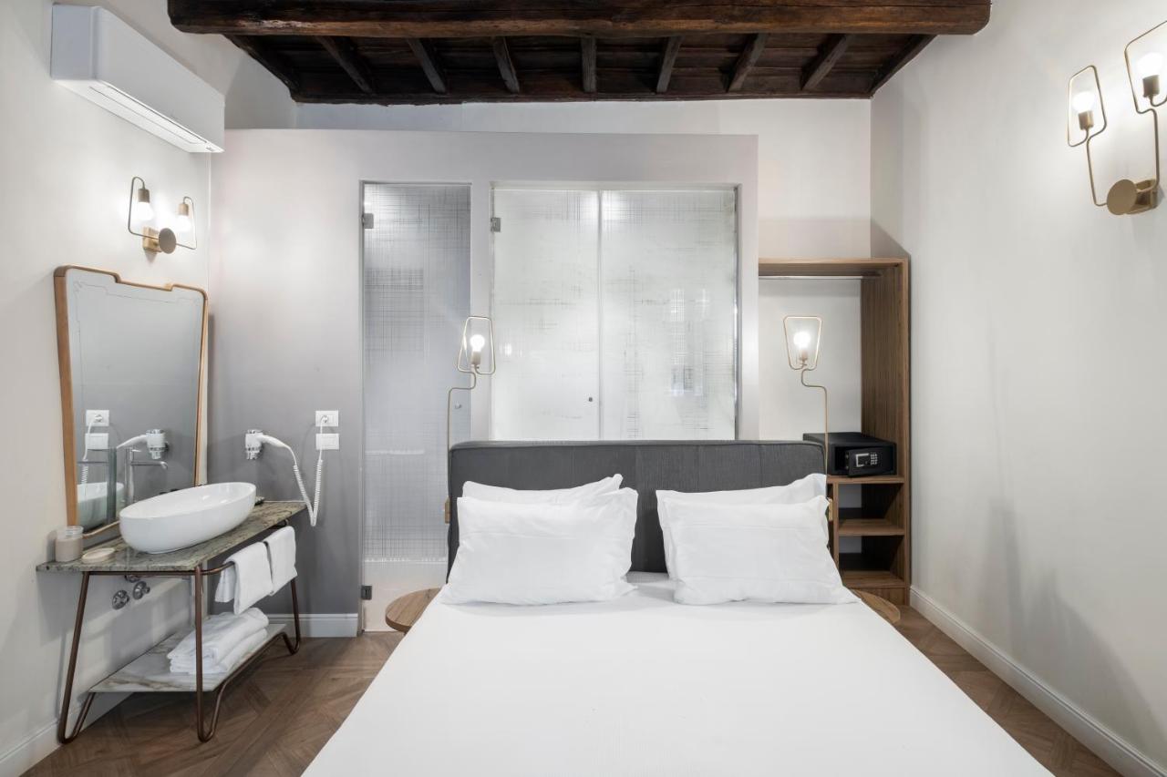 een slaapkamer met een groot wit bed en een wastafel bij 59 Steps Trevi in Rome