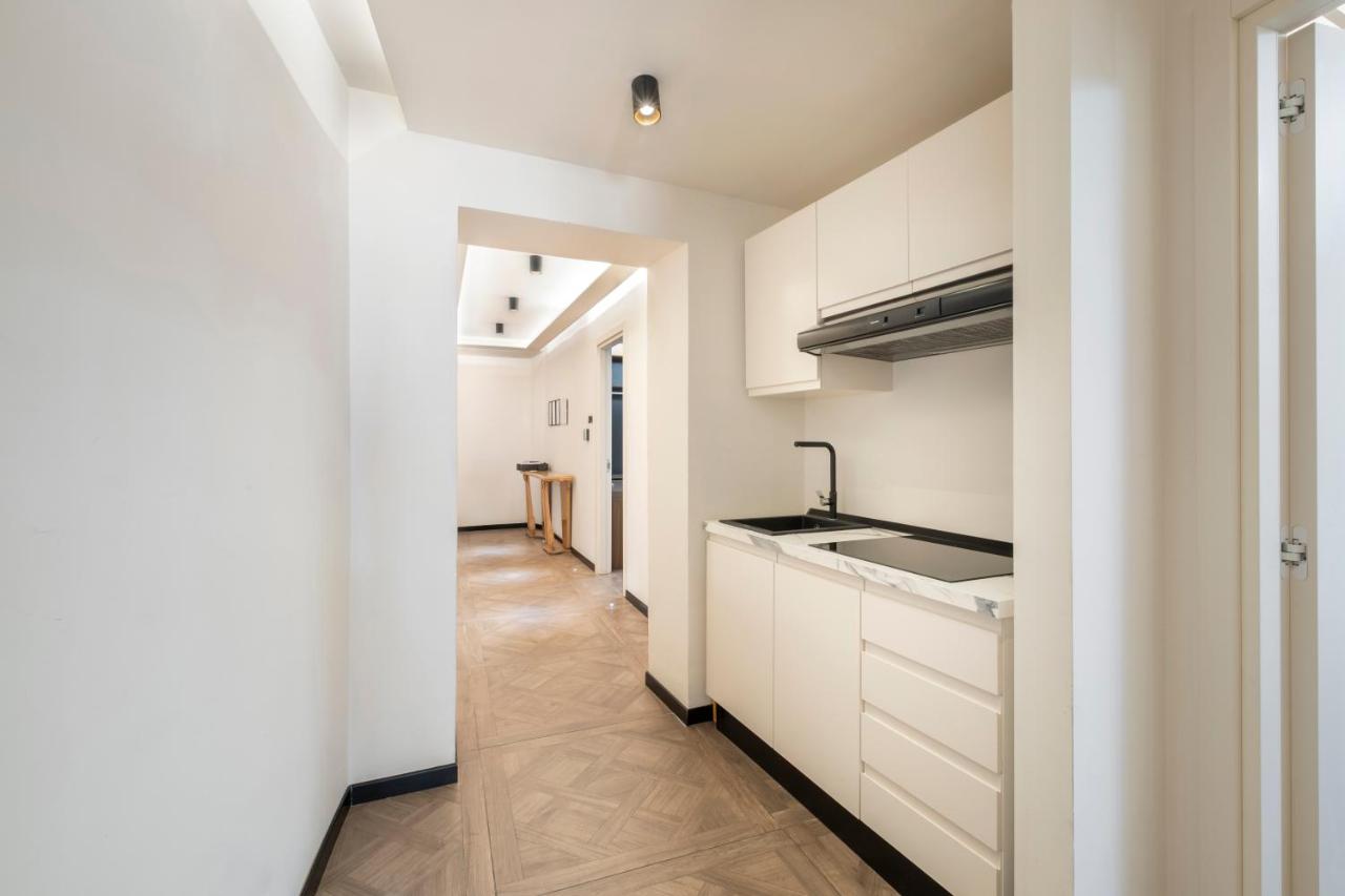 een keuken met witte kasten en een gang bij 59 Steps Trevi in Rome +24 foto's