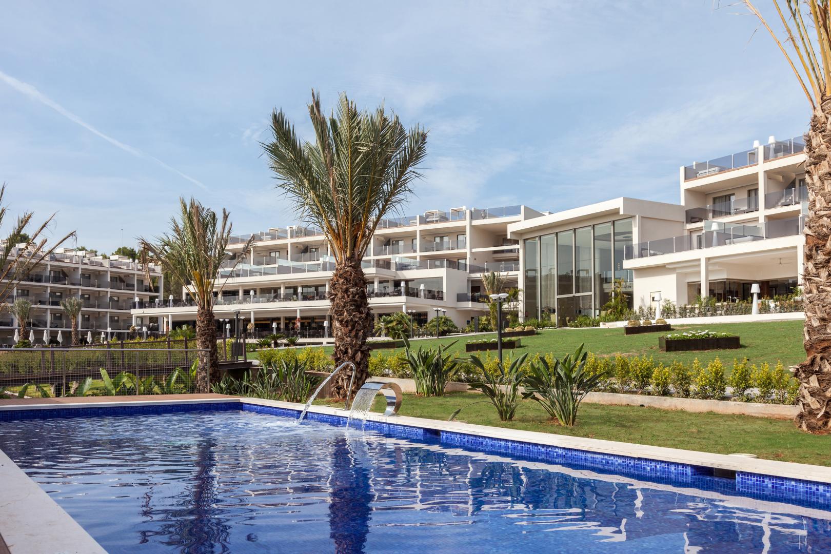 Zwembad omringd door palmbomen — ZAFIRO Palace Palmanova