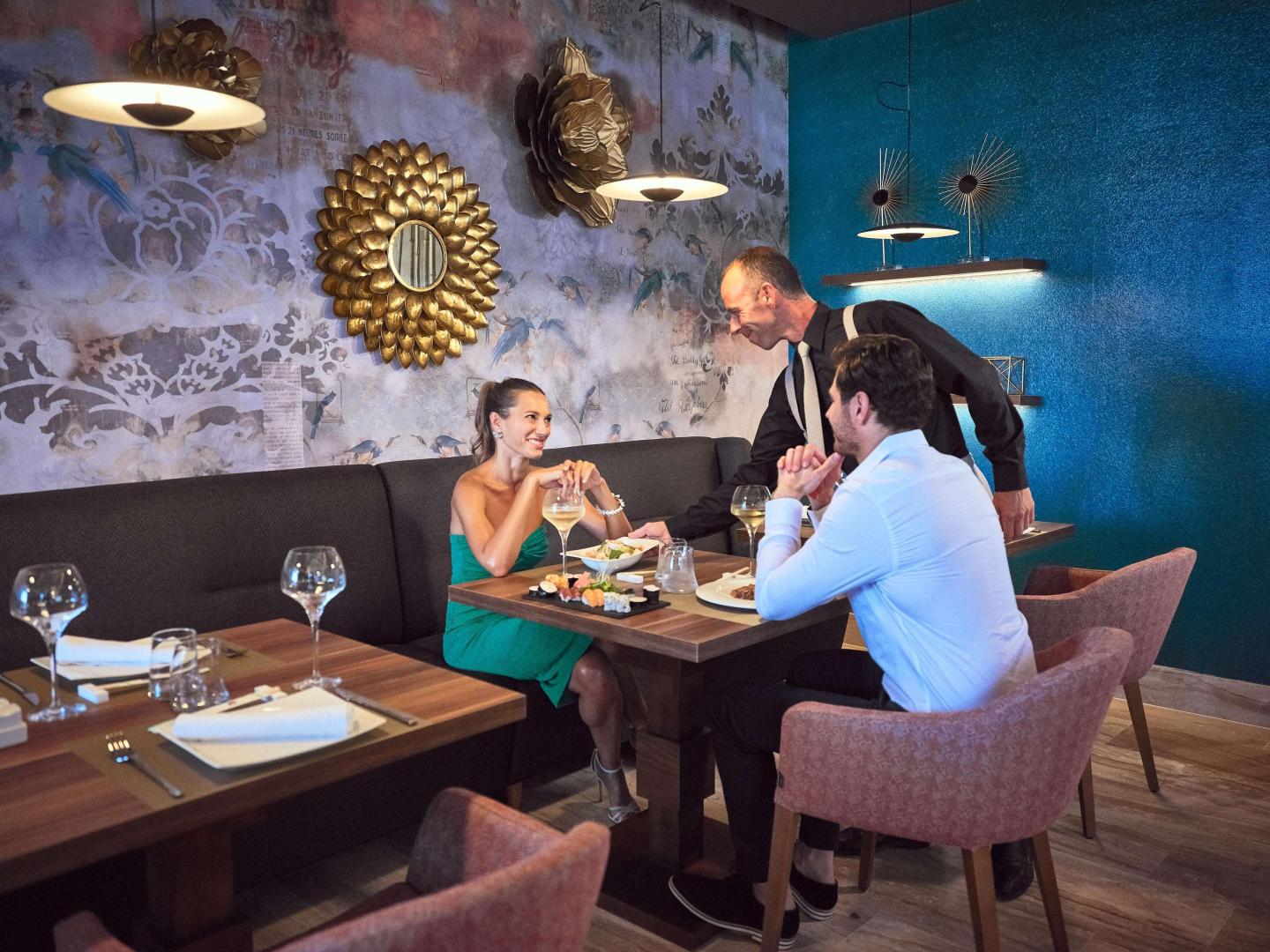Restaurant met gedekte tafels — ZAFIRO Palace Palmanova
