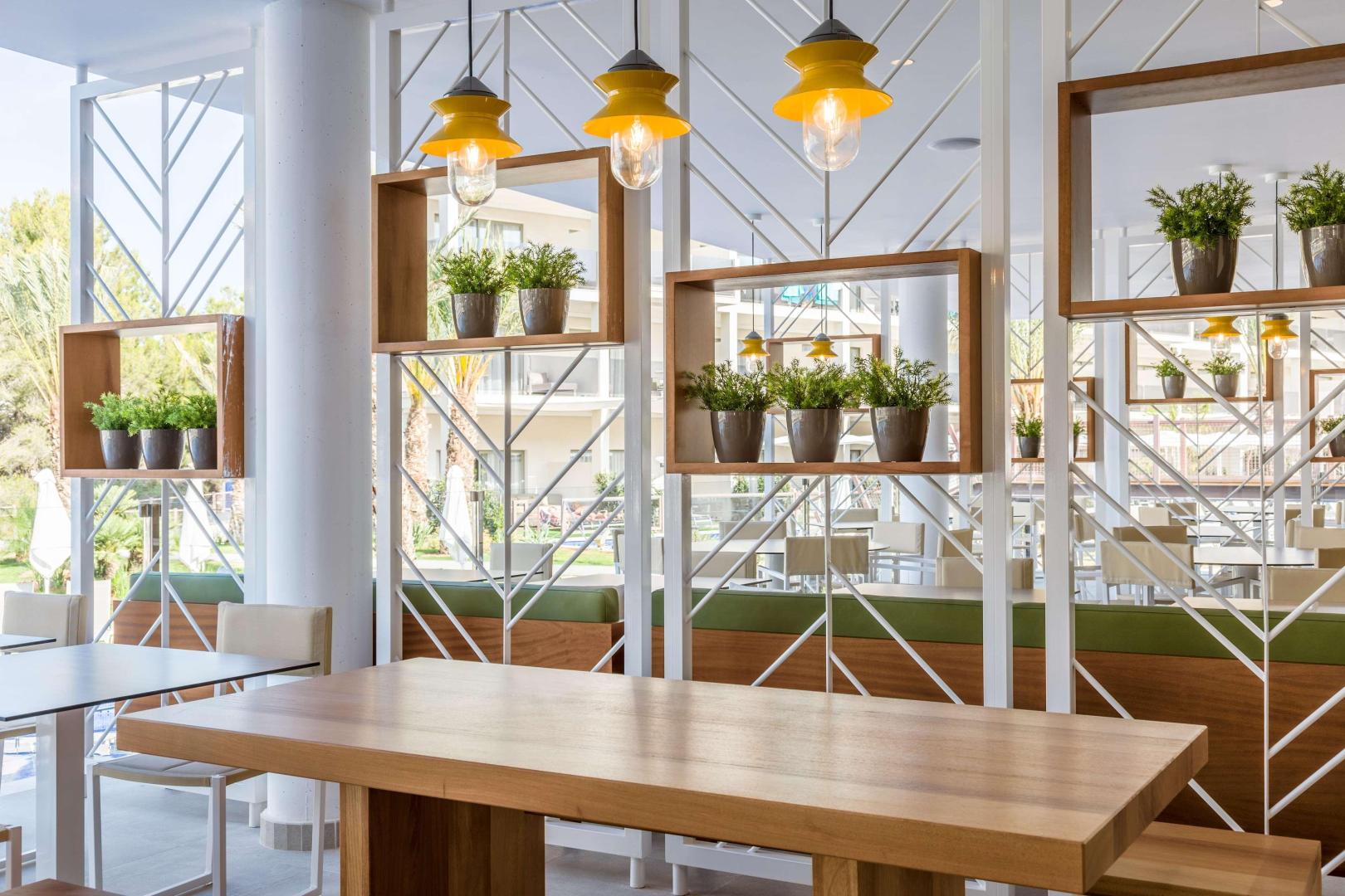 Restaurant met gedekte tafels — ZAFIRO Palace Palmanova
