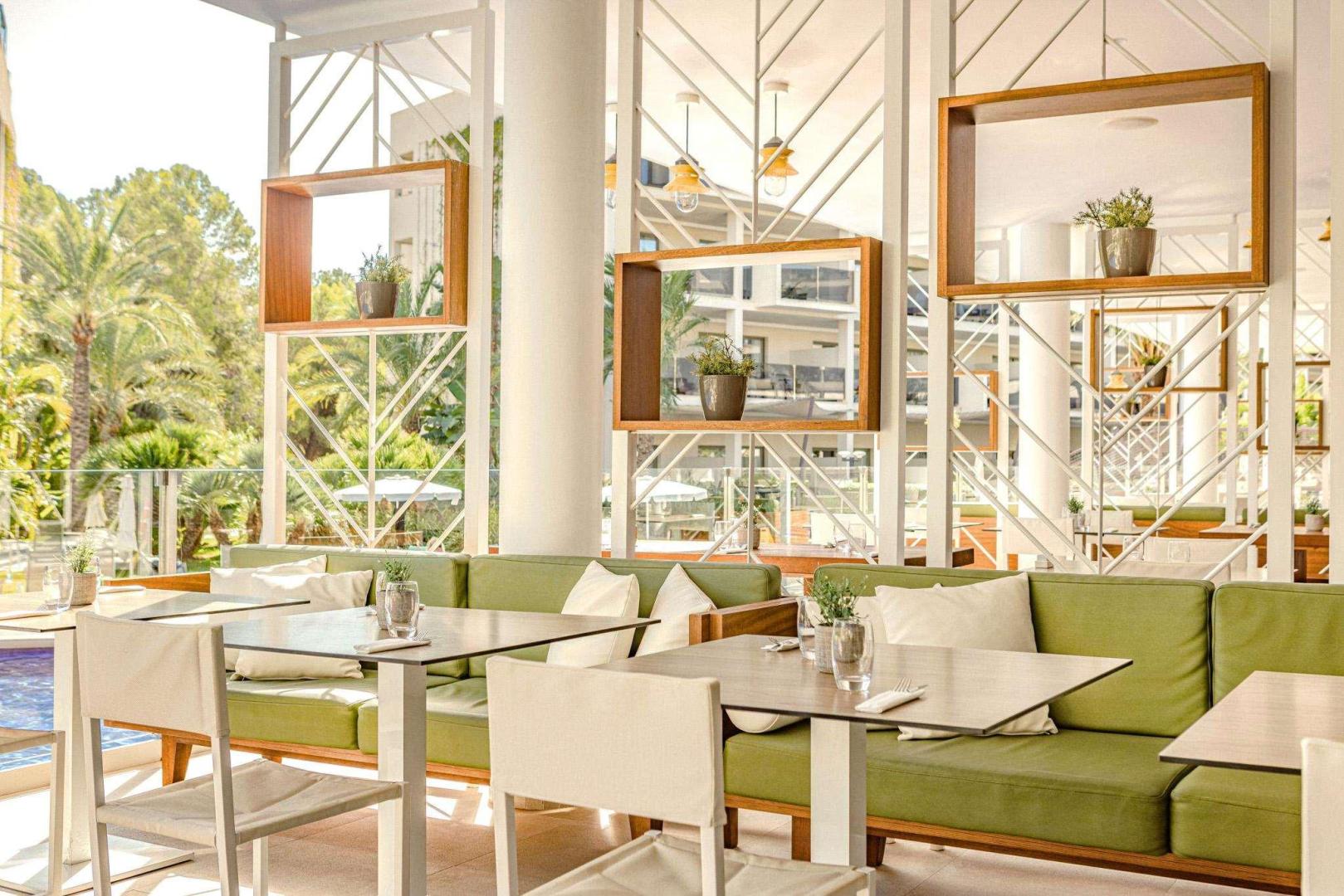 Restaurant met gedekte tafels — ZAFIRO Palace Palmanova