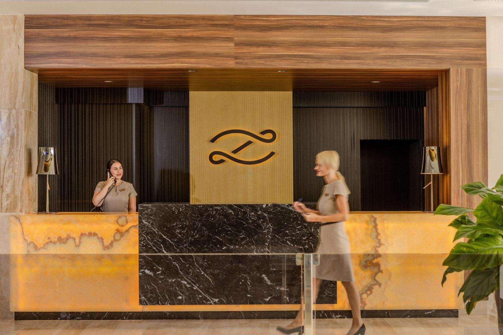 Lobby met receptie — ZAFIRO Palace Palmanova