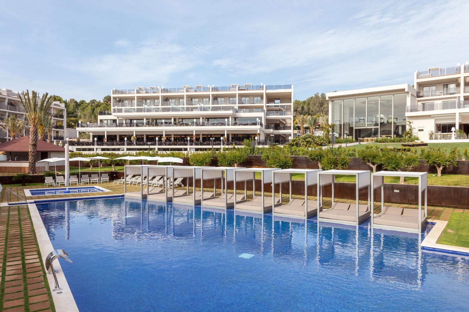 Infinity-zwembad met zeezicht — ZAFIRO Palace Palmanova