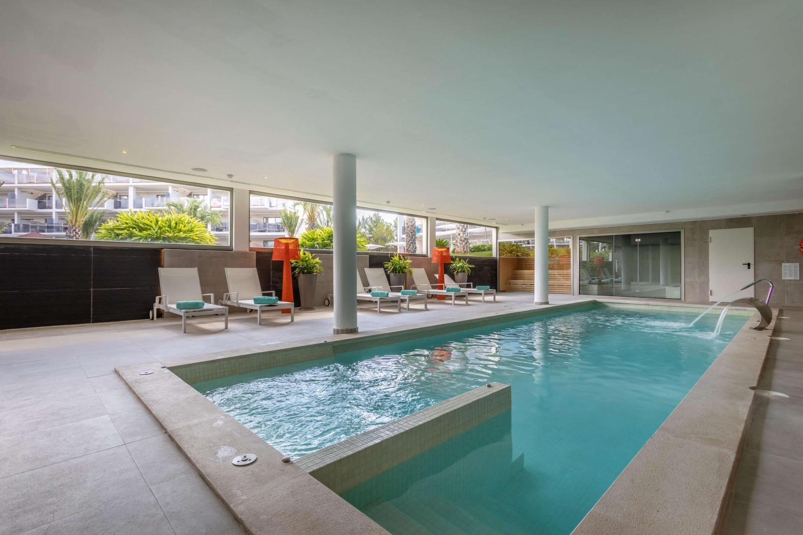 Buitenzwembad met ligbedden — ZAFIRO Palace Palmanova