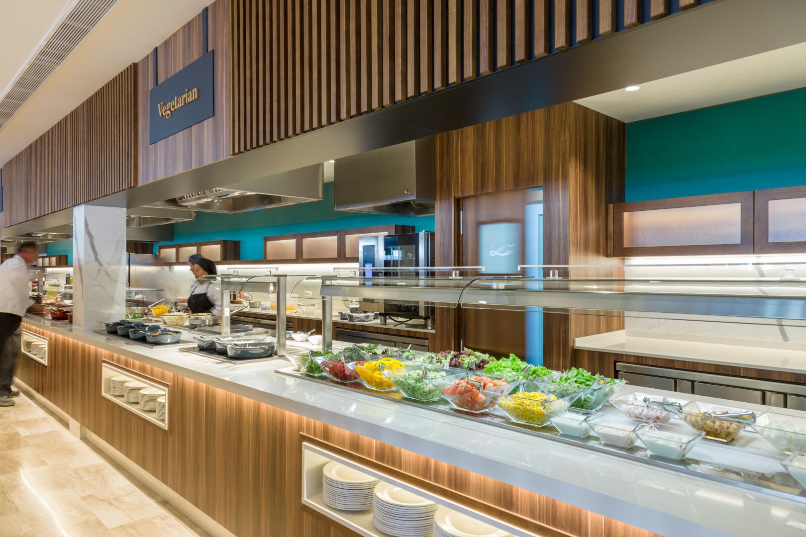 Buffet met diverse gerechten — ZAFIRO Palace Palmanova