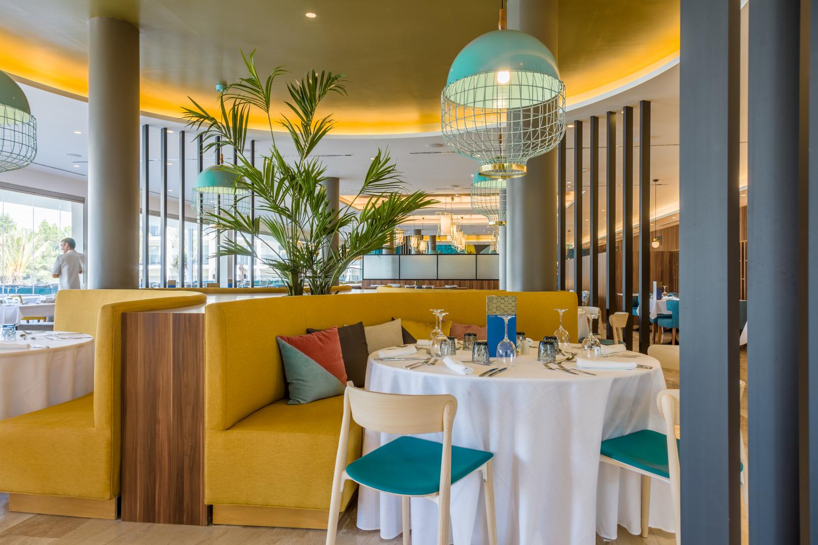 Restaurant met gedekte tafels — ZAFIRO Palace Palmanova