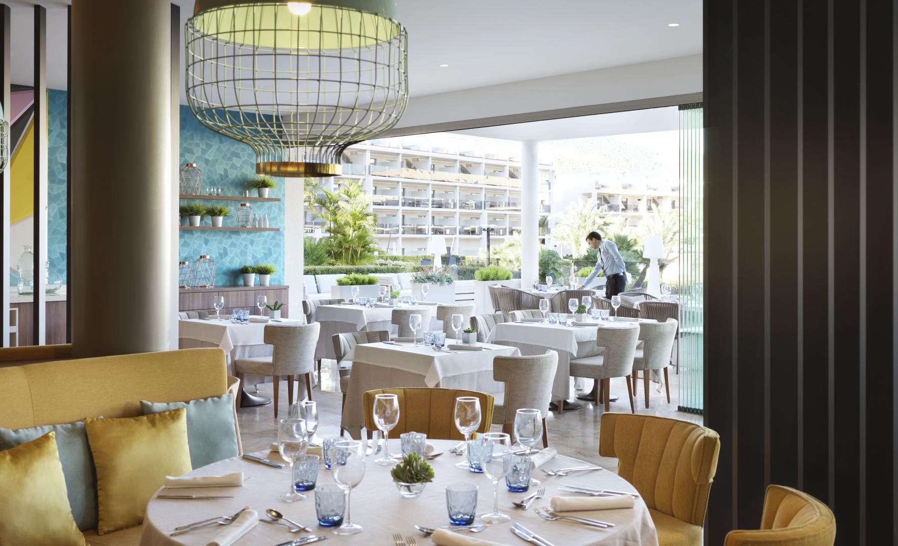 Restaurant met gedekte tafels — ZAFIRO Palace Palmanova