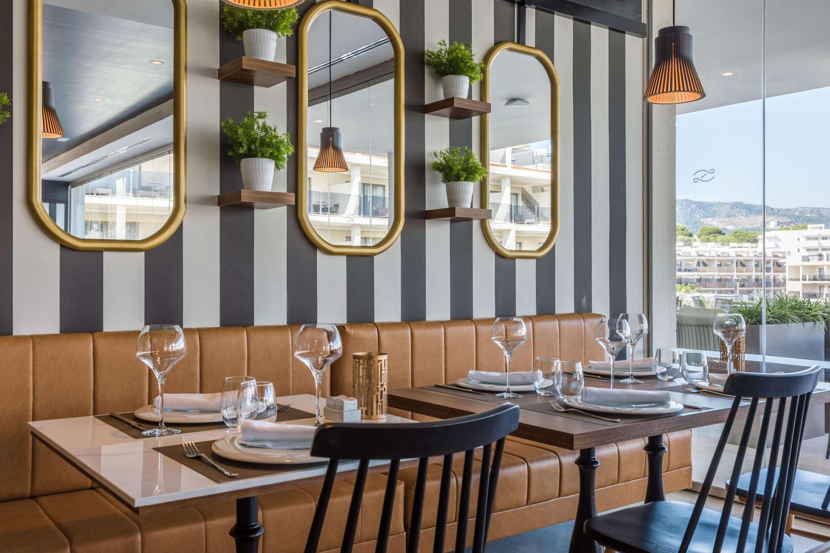 Restaurant met gedekte tafels — ZAFIRO Palace Palmanova