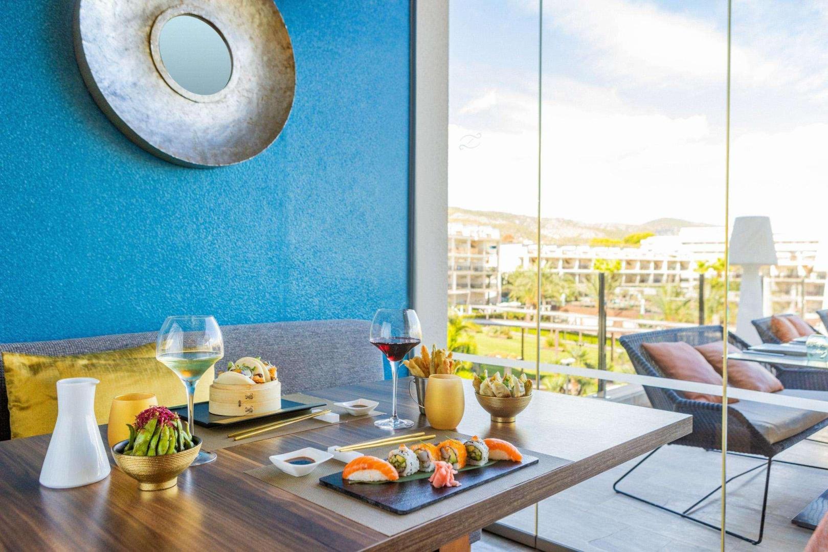 Restaurant met gedekte tafels — ZAFIRO Palace Palmanova