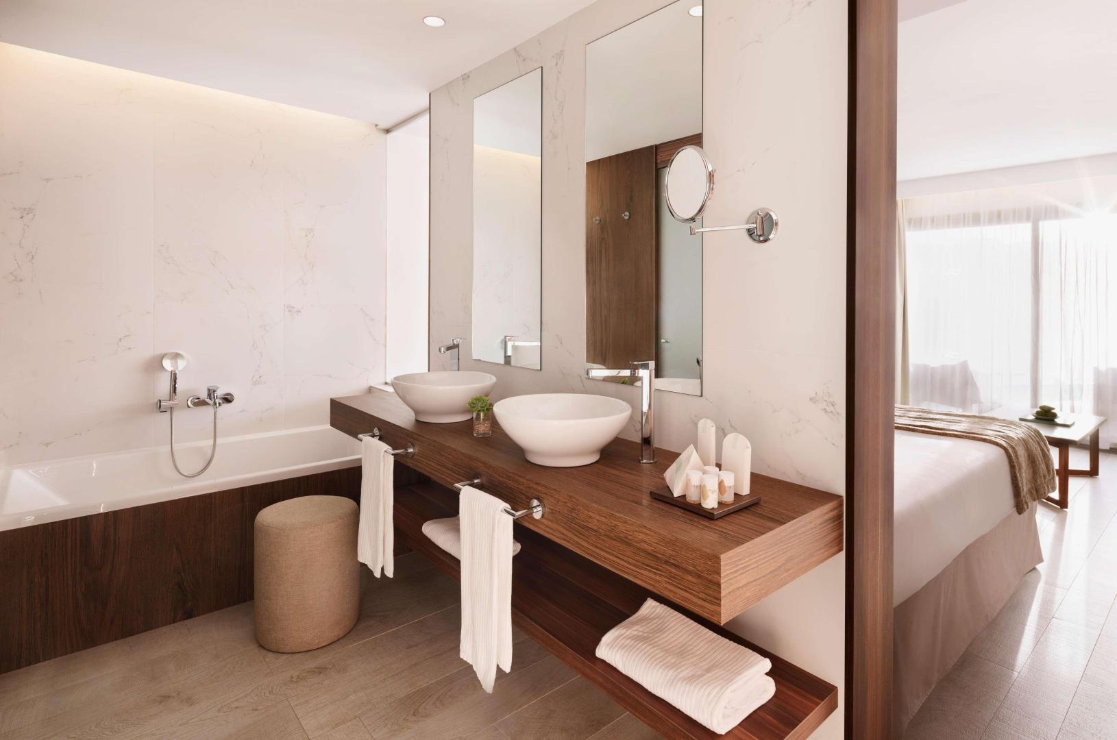 Badkamer met ligbad — ZAFIRO Palace Palmanova