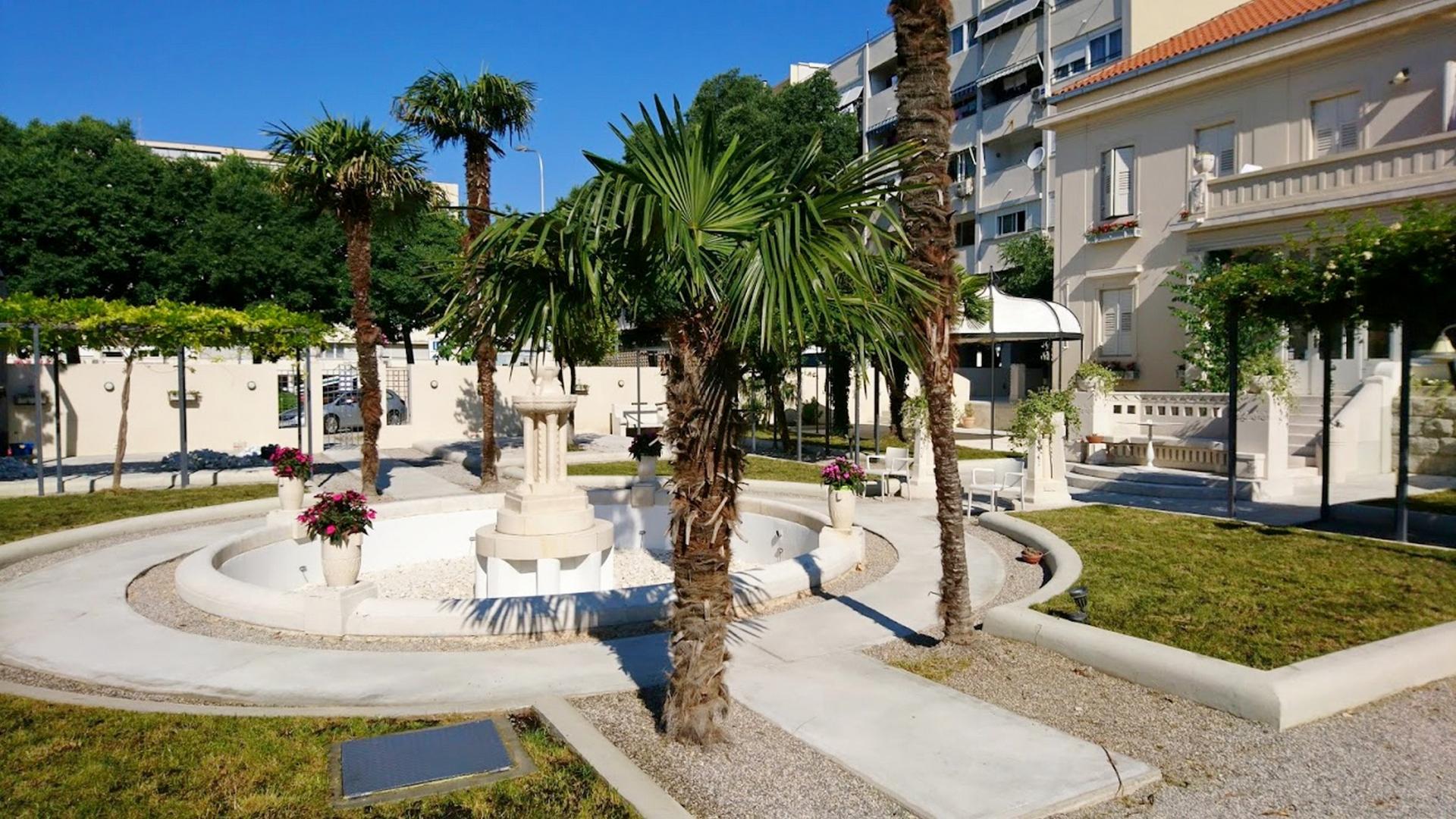 Tropische tuin met palmbomen — Villa Toncic